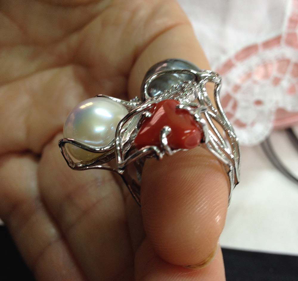 Anello in argento 925 con perle e corallo