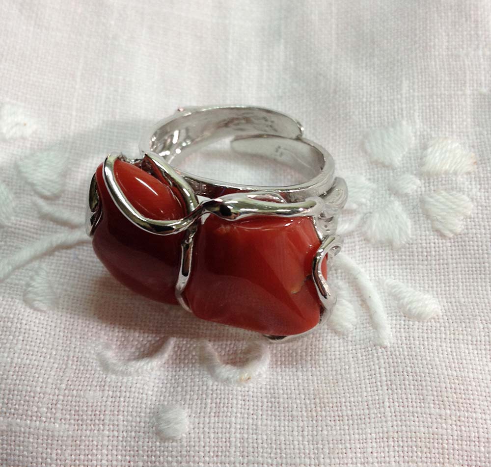 Anello in argento 925 con sassi di corallo
