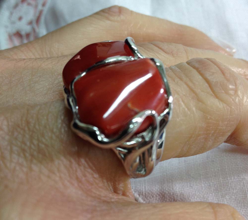 Anello in argento 925 con sassi di corallo