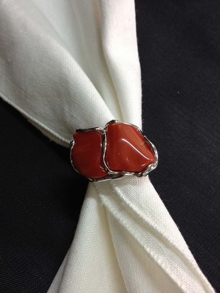 Anello in argento 925 con sassi di corallo