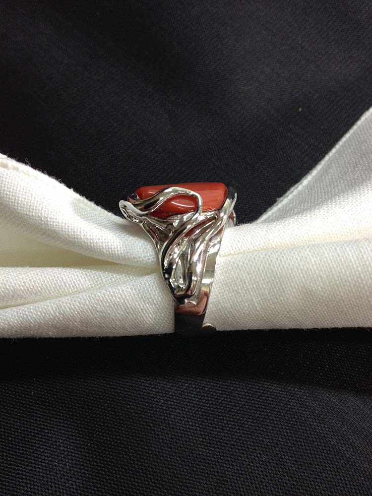 Anello in argento 925 con sassi di corallo