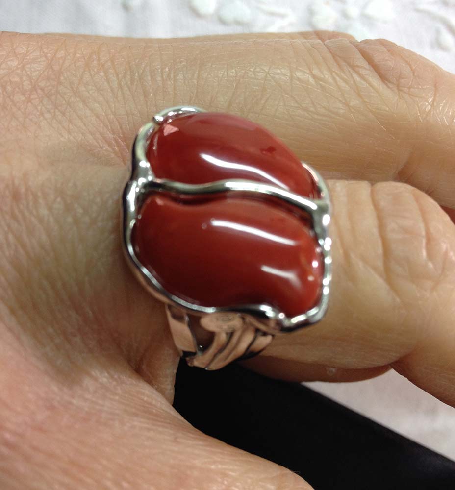 Anello in argento 925 con sassi di corallo