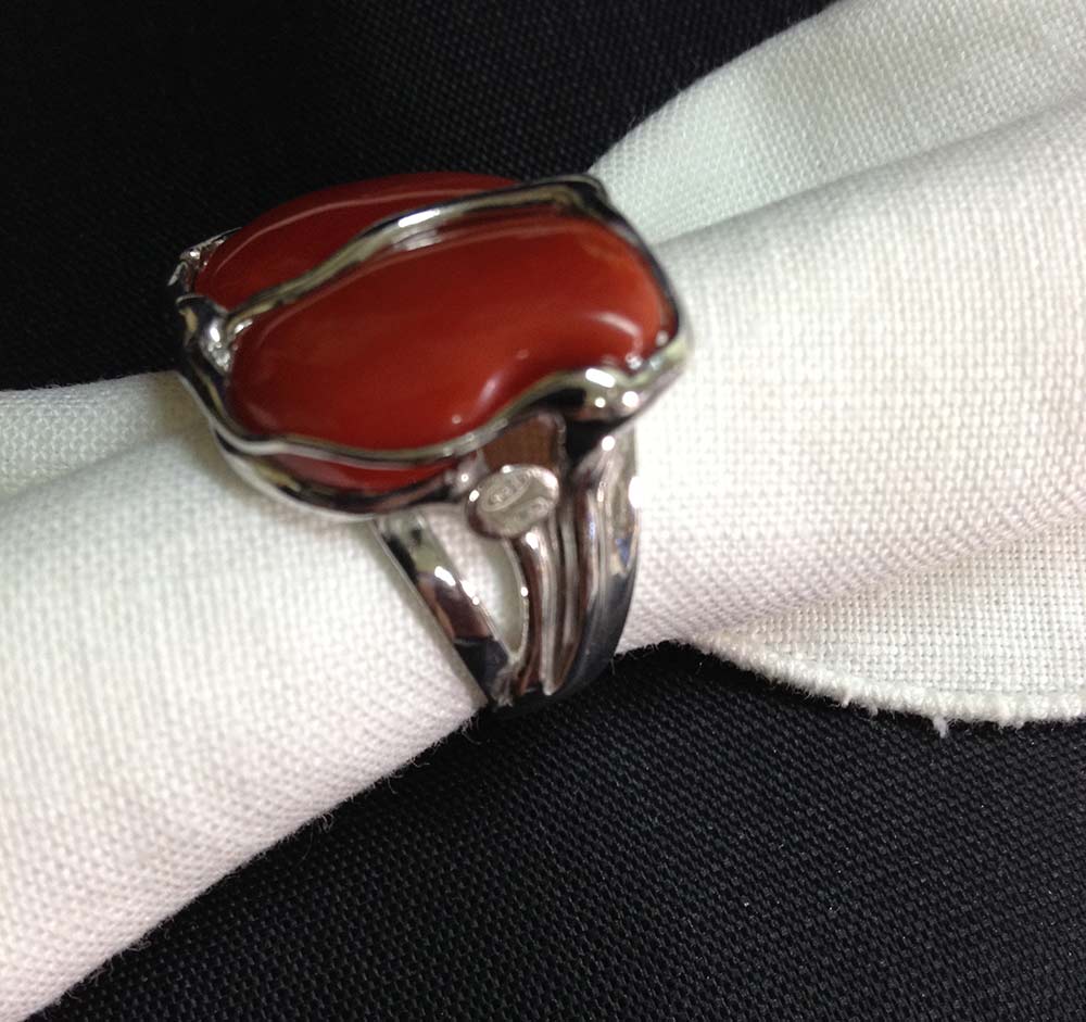 Anello in argento 925 con sassi di corallo