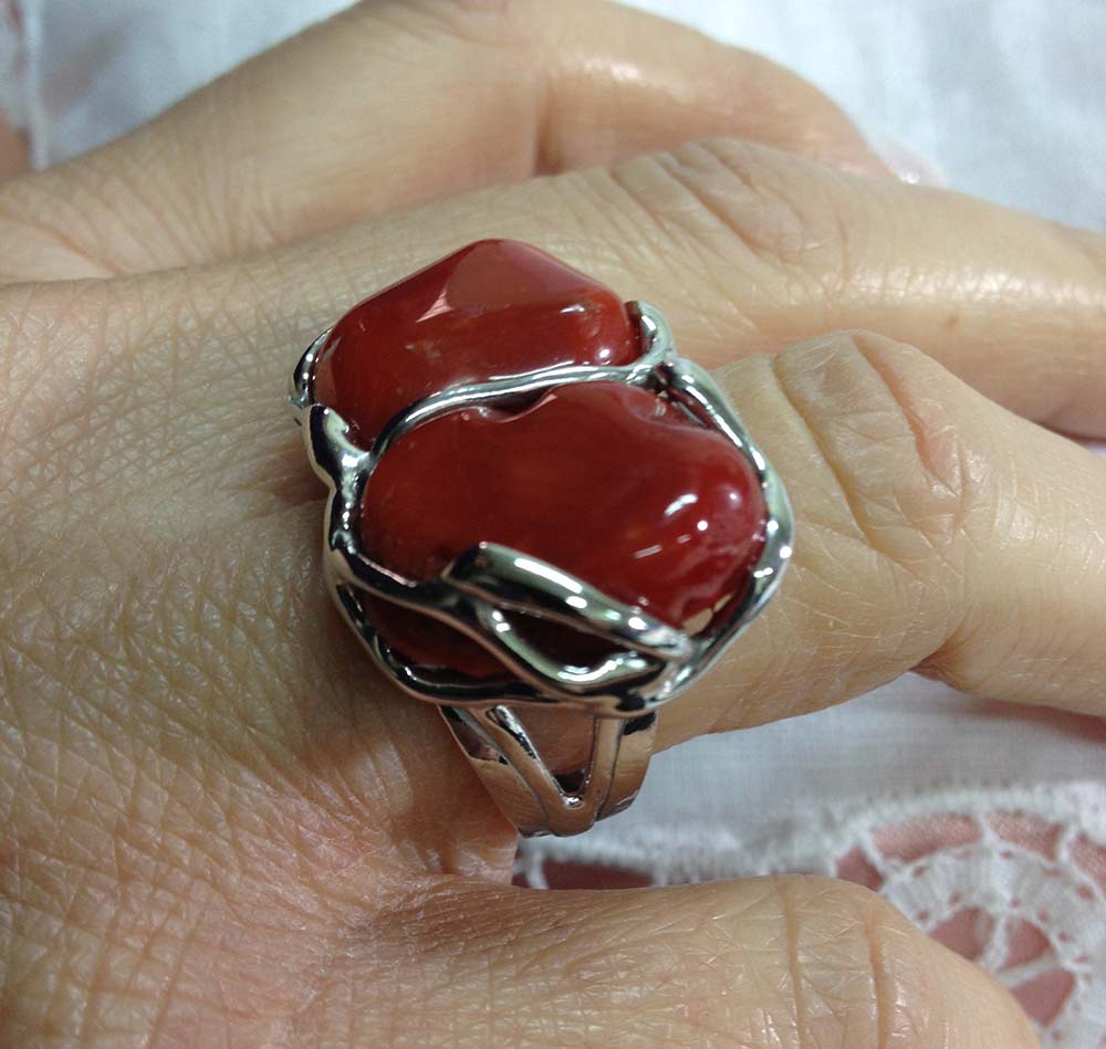 Anello in argento 925 con sassi di corallo