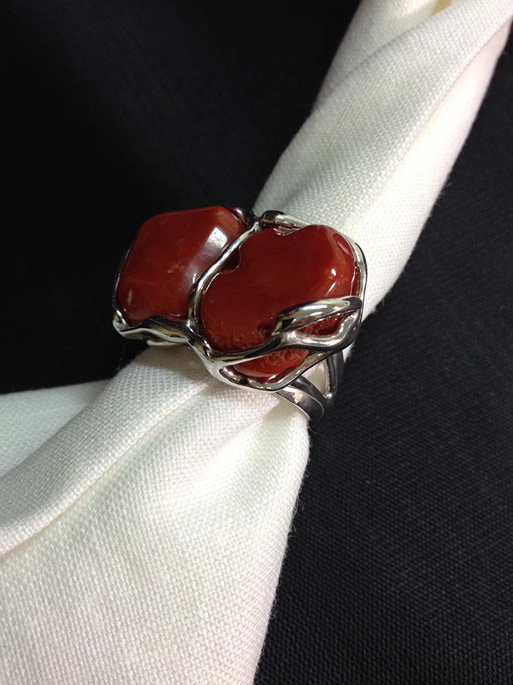 Anello in argento 925 con sassi di corallo