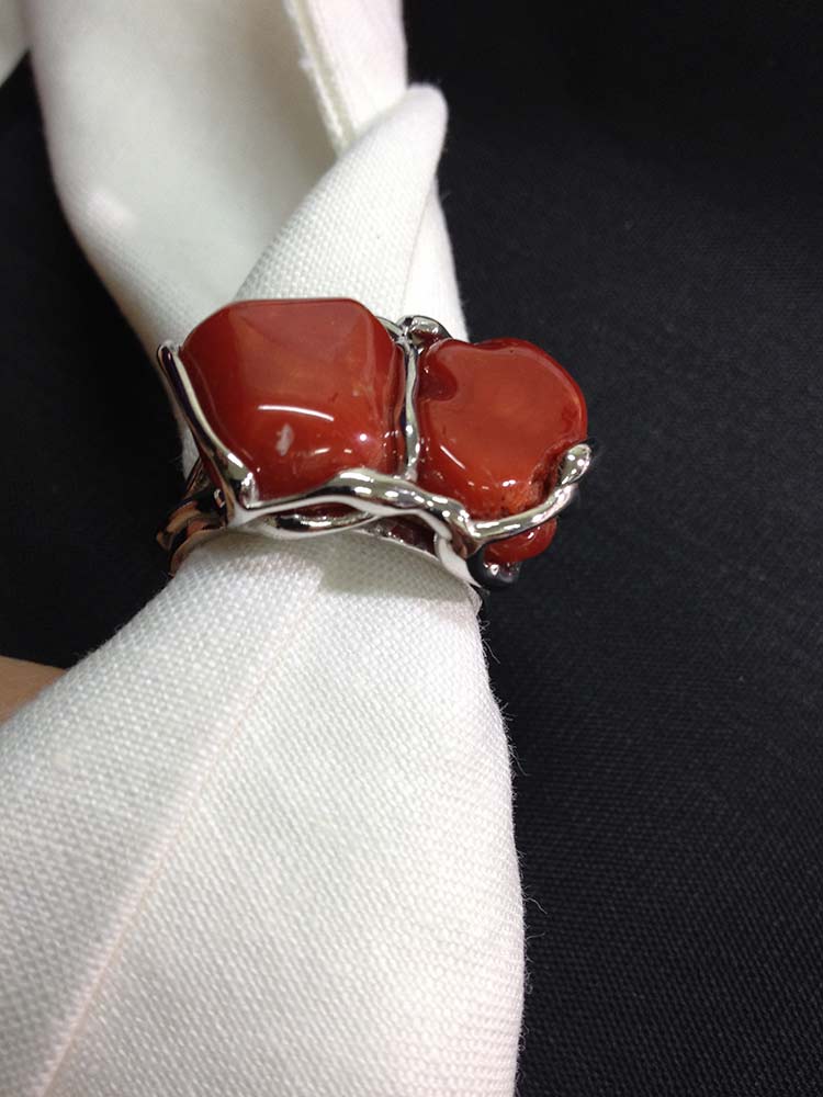 Anello in argento 925 con sassi di corallo