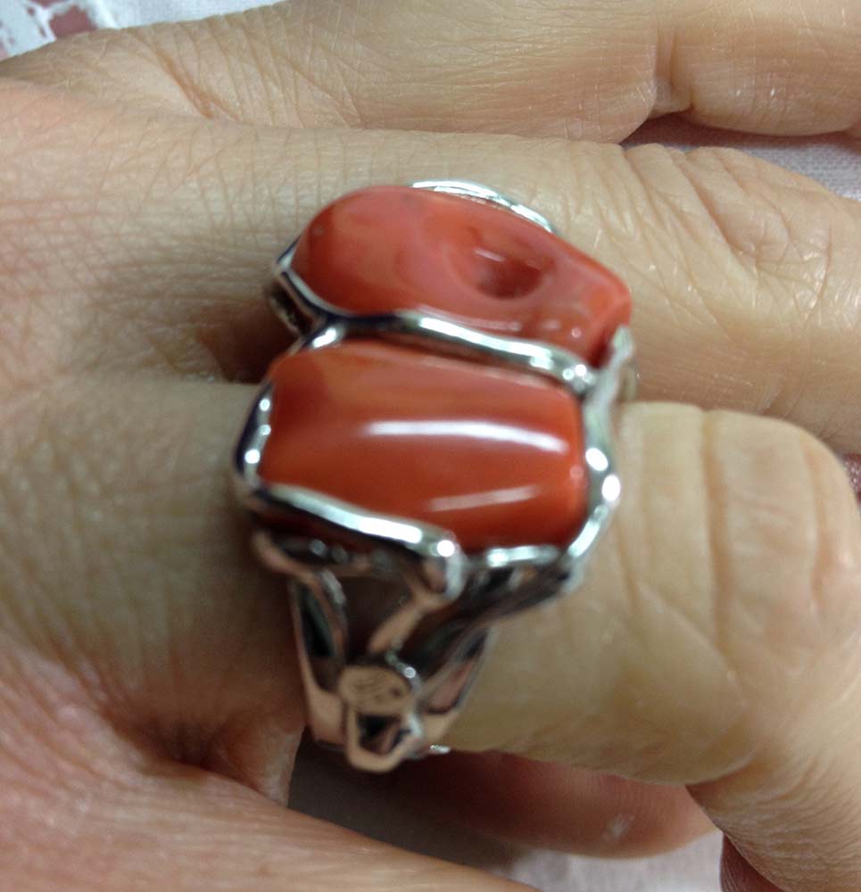 Anello in argento 925 con sassi di corallo