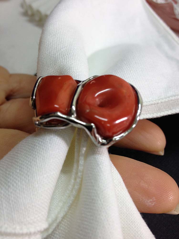 Anello in argento 925 con sassi di corallo