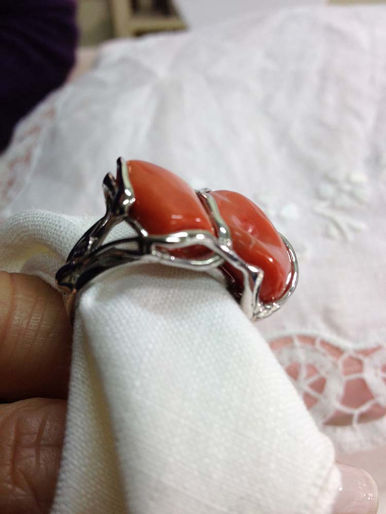 Anello in argento 925 con sassi di corallo