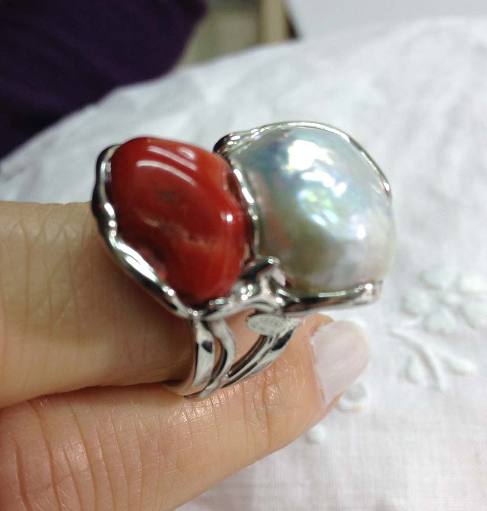 Anello in argento 925 con perla e sassi corallo