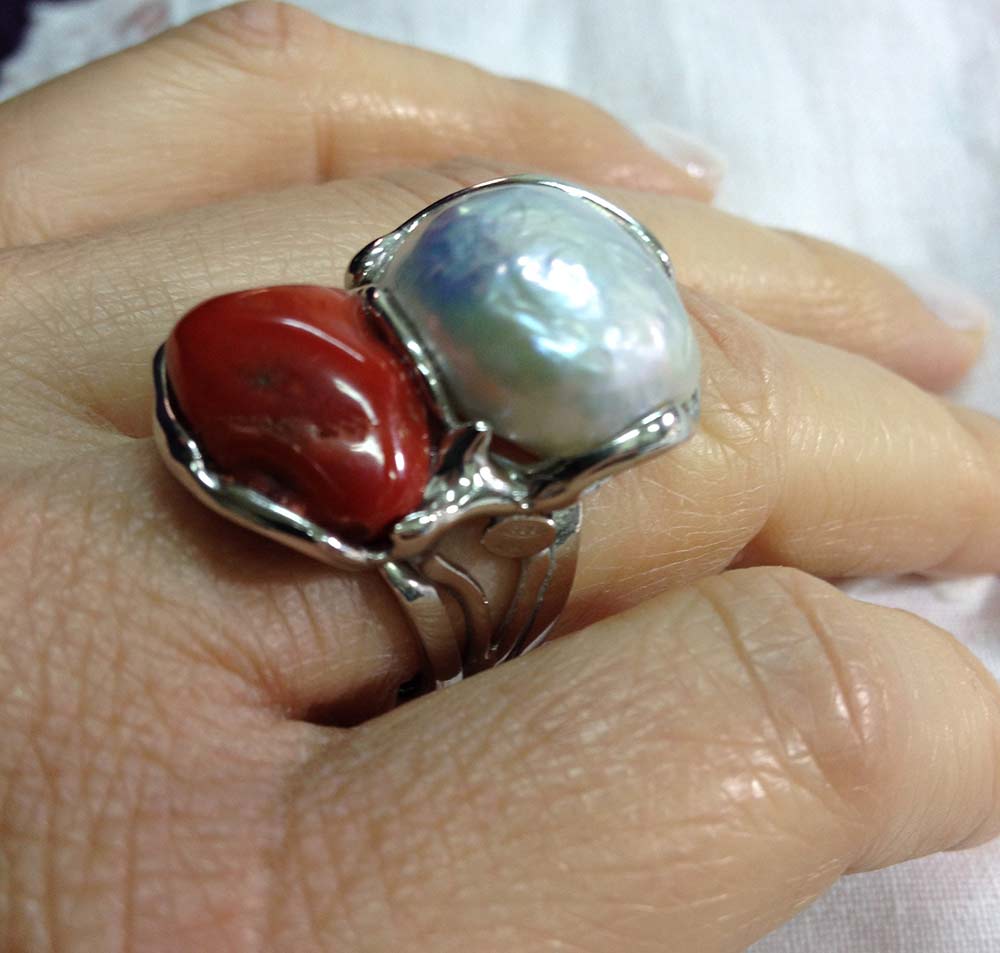 Anello in argento 925 con perla e sassi corallo