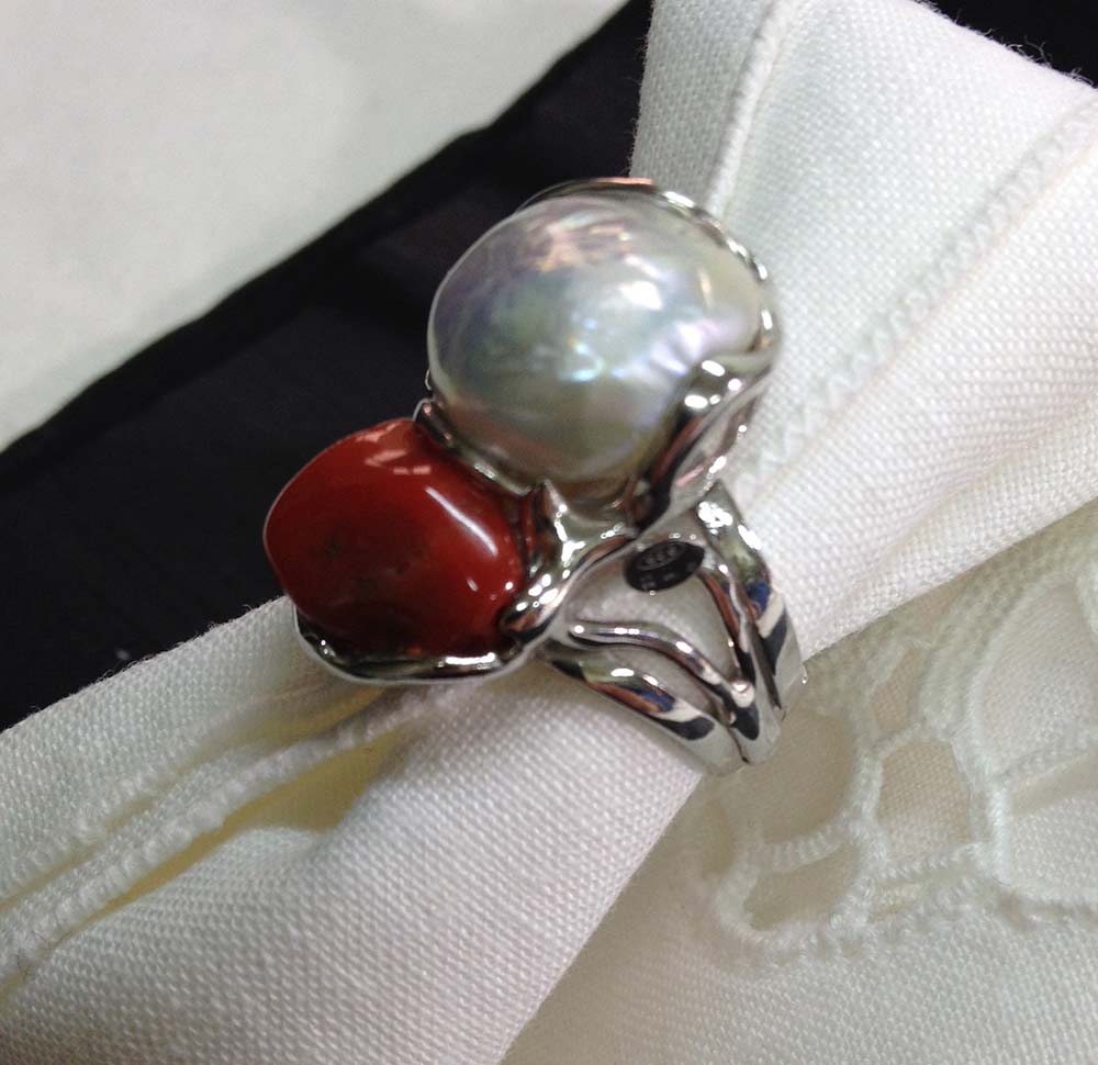 Anello in argento 925 con perla e sassi corallo