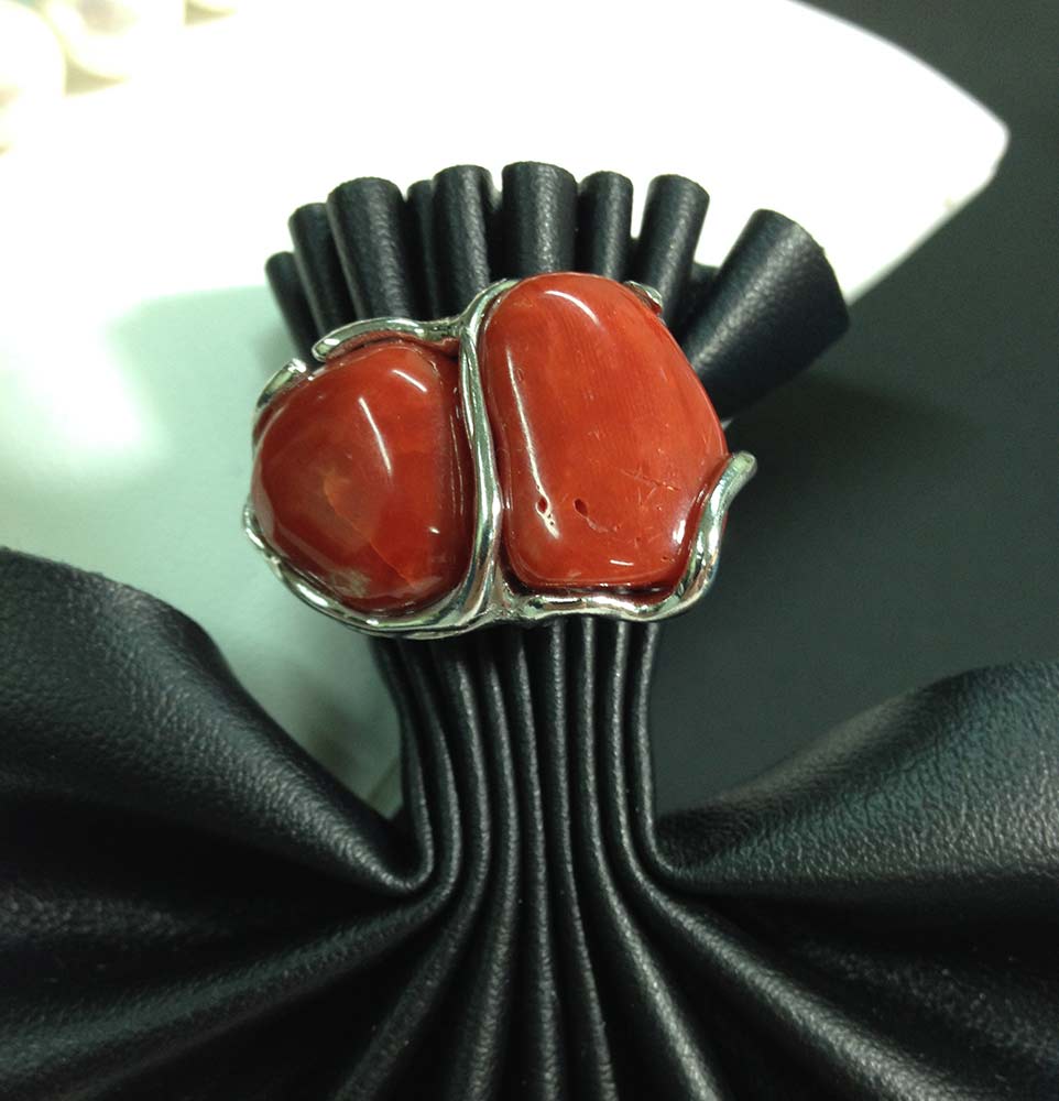 Anello in argento 925 con sassi di corallo