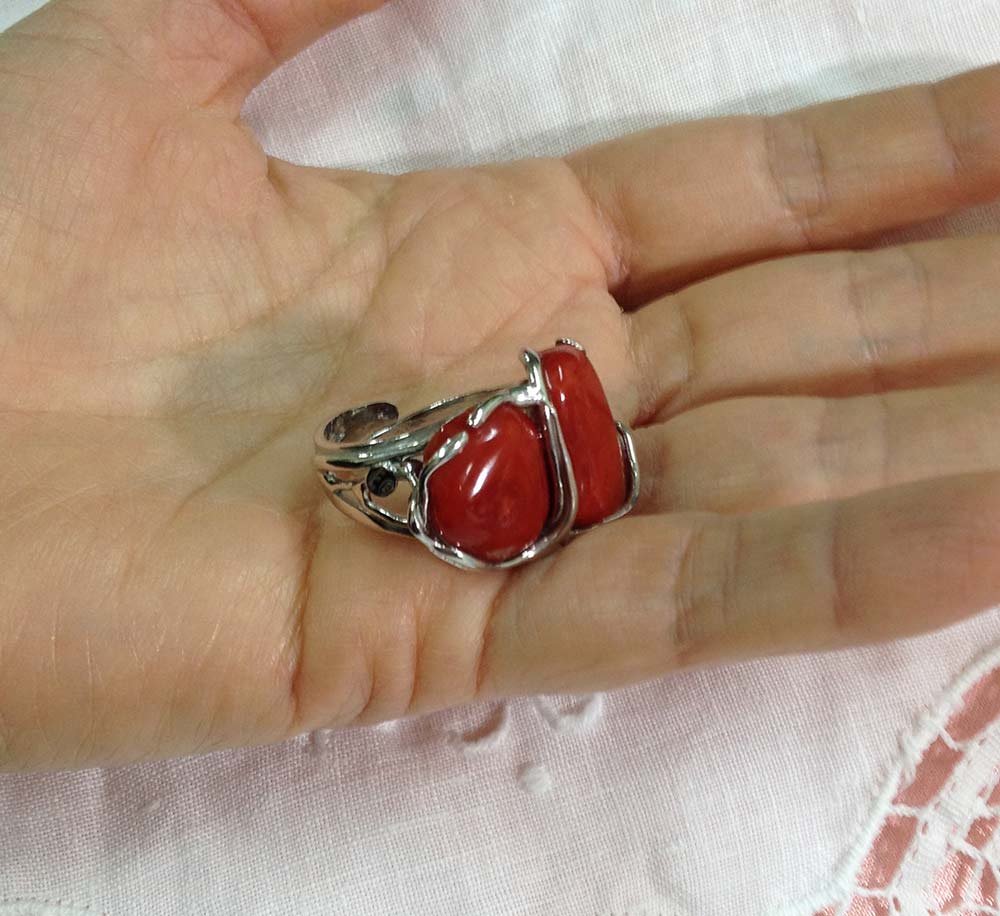 Anello in argento 925 con sassi di corallo