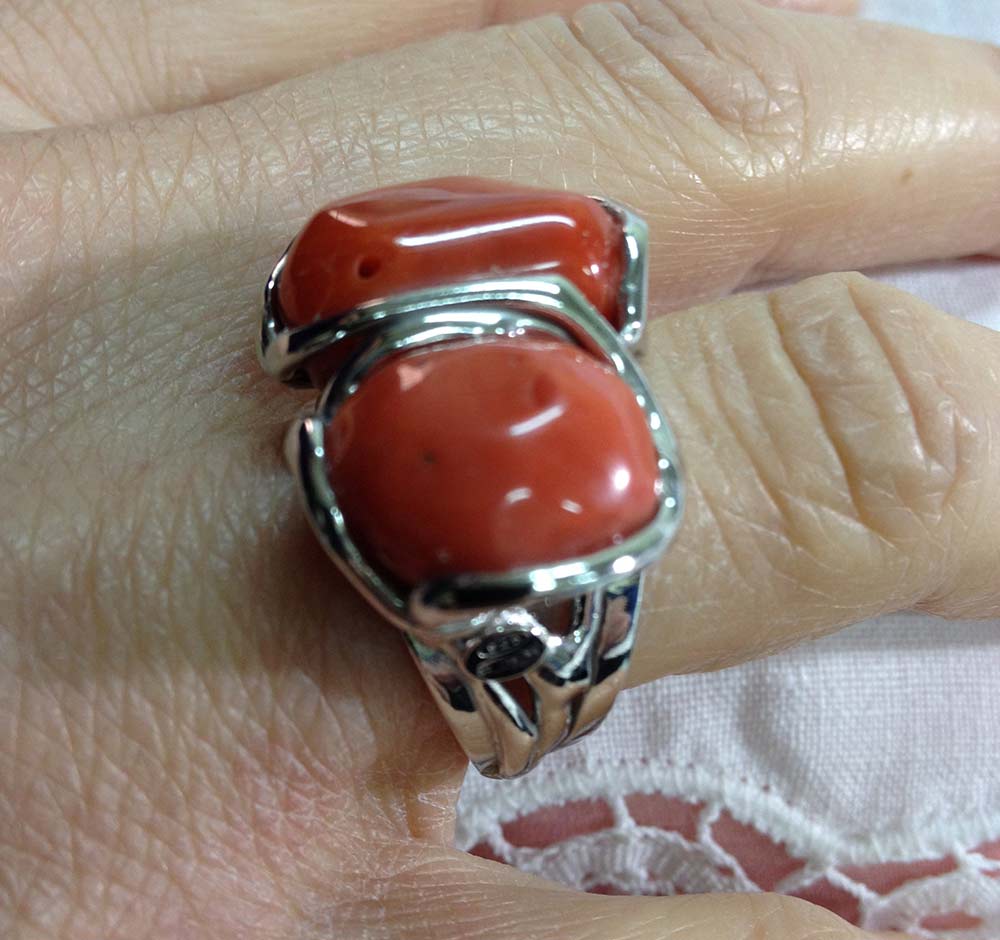 Anello in argento 925 con sassi di corallo