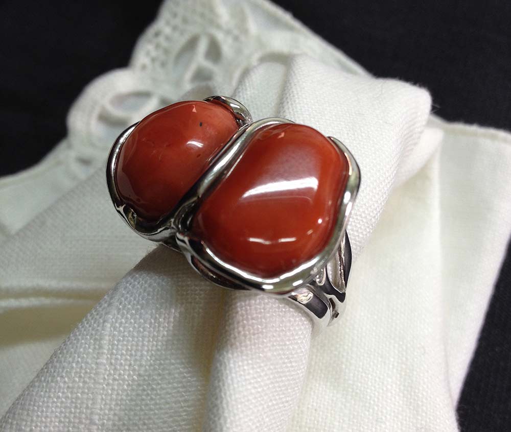 Anello in argento 925 con sassi di corallo