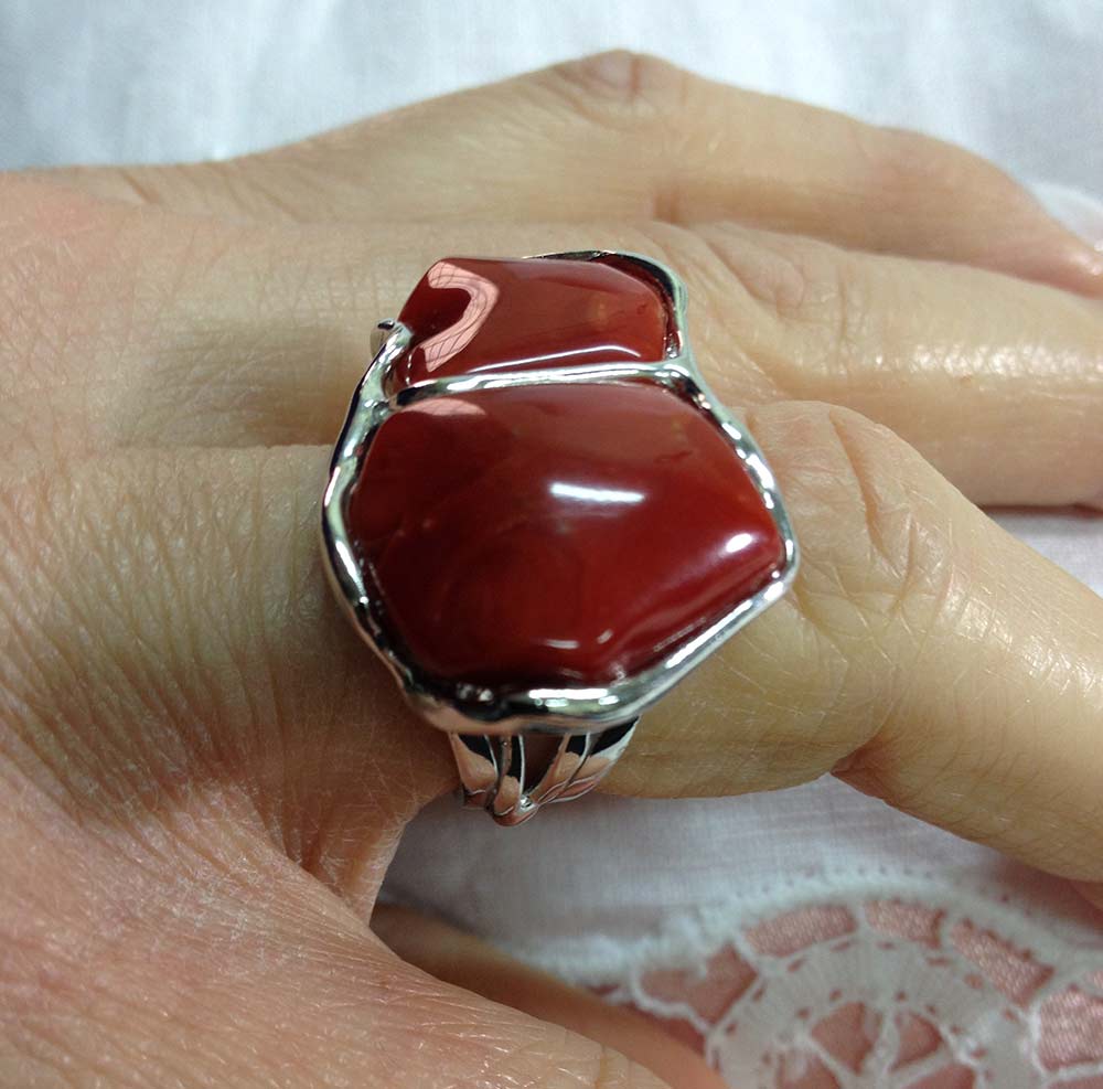 Anello in argento 925 con sassi di corallo