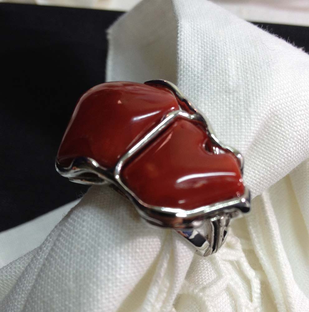 Anello in argento 925 con sassi di corallo