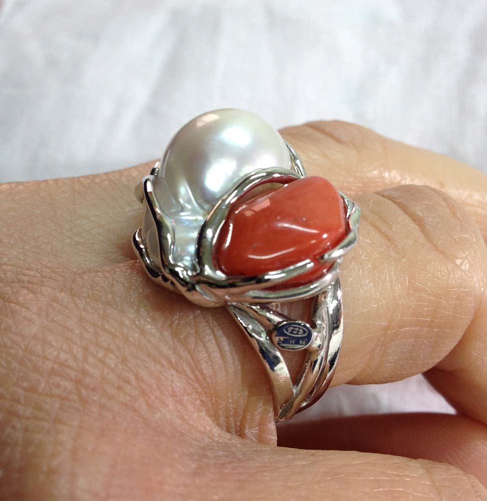 Anello in argento 925 con perla e sassi corallo