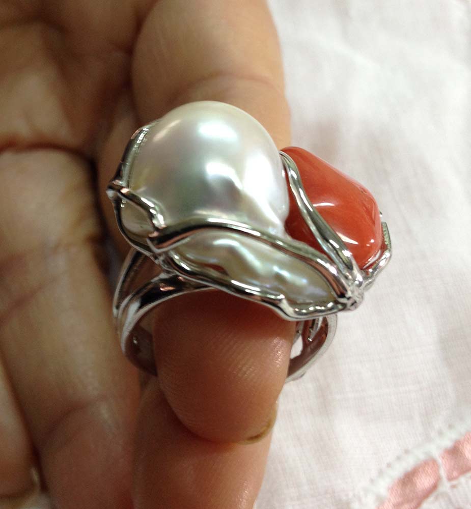 Anello in argento 925 con perla e sassi corallo