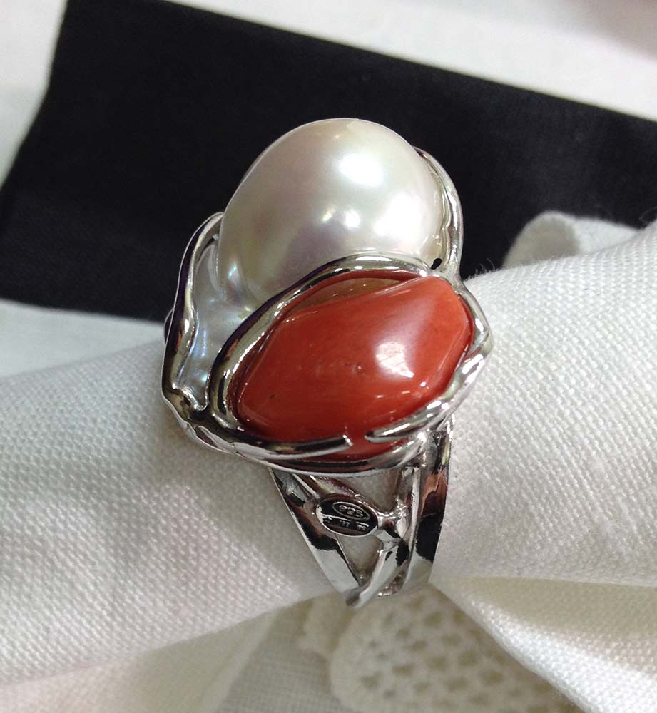 Anello in argento 925 con perla e sassi corallo