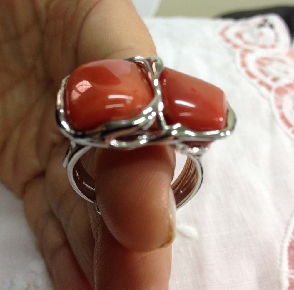 Anello in argento 925 con sassi di corallo