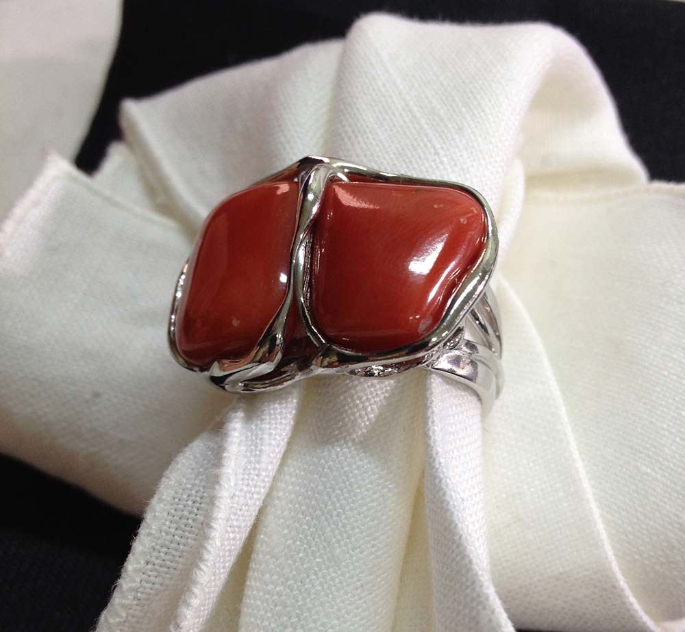 Anello in argento 925 con sassi di corallo