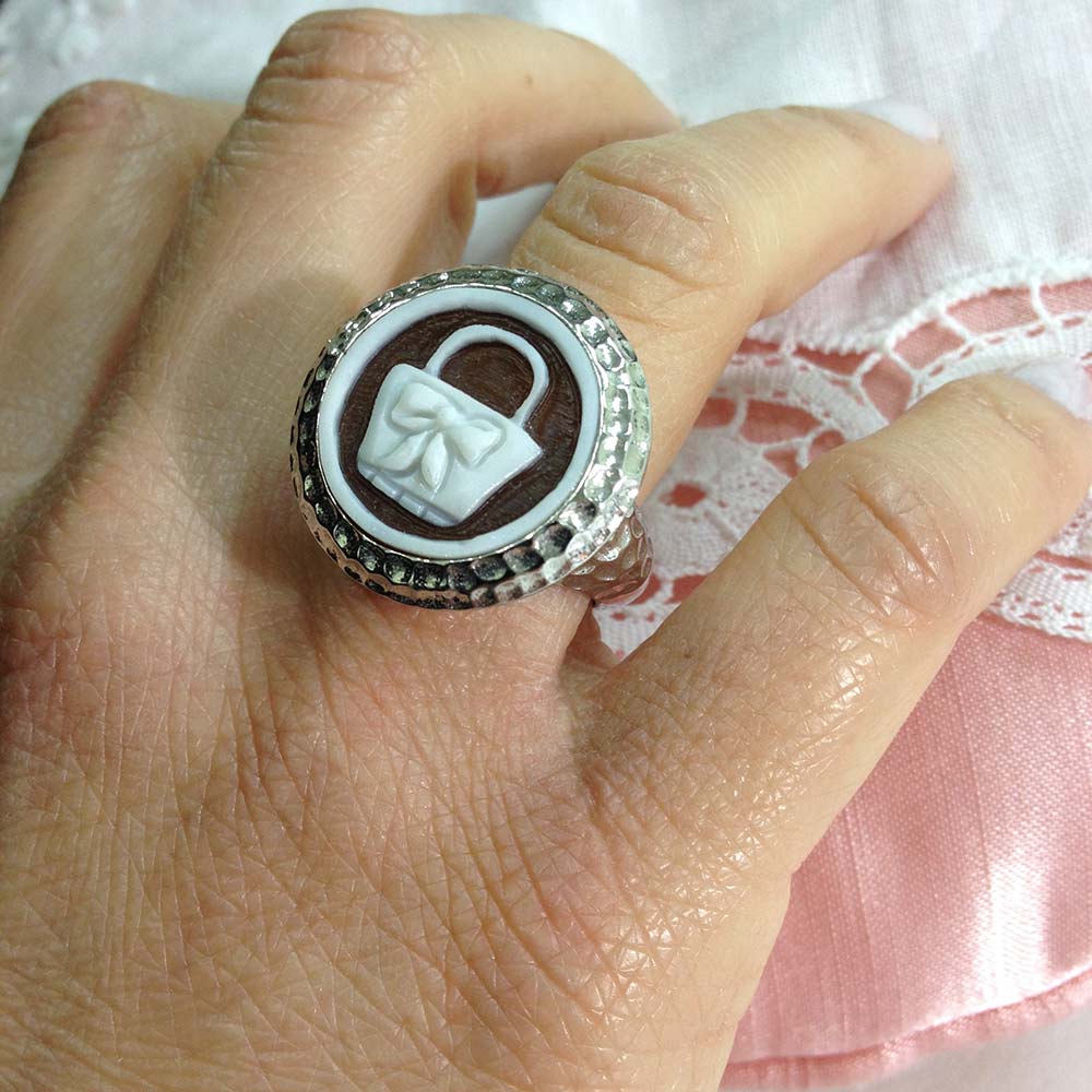 Anello in argento 925 con cammeo borsetta