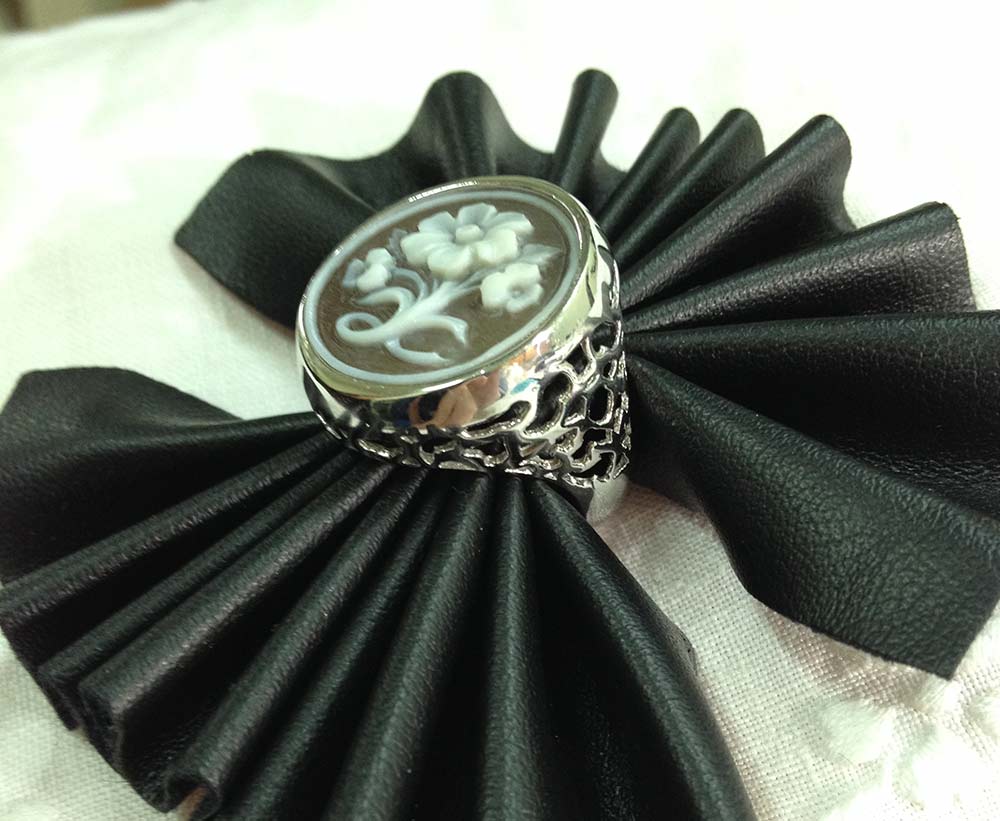 Anello in argento 925 con cammeo fiore